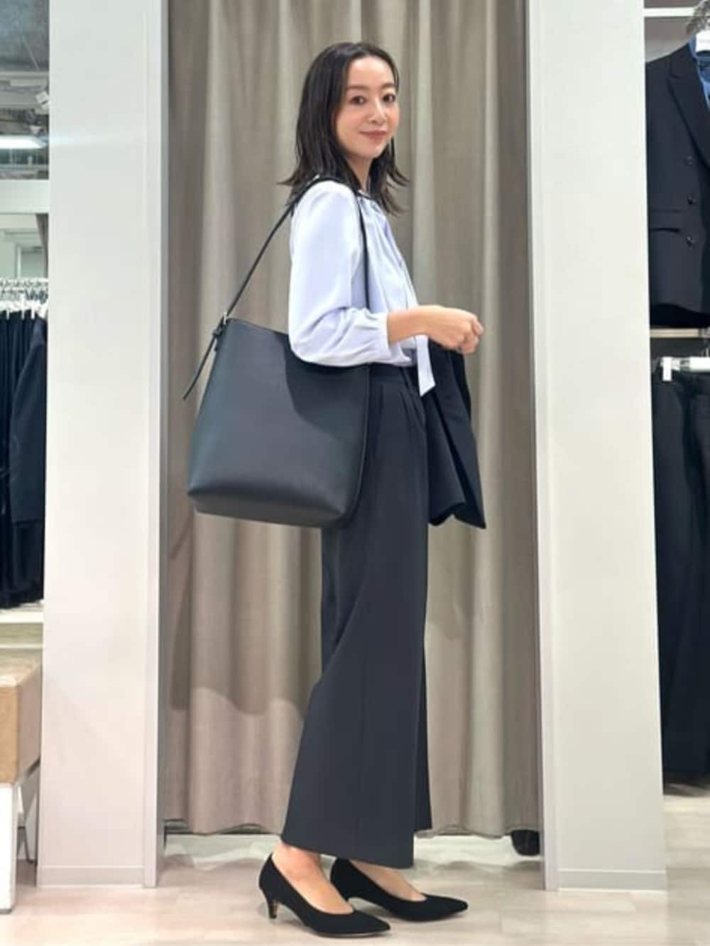 パープル系のシャツ/ブラウス、ブラック系のテーラードジャケット、ブラック系のスラックスを着用したレディースの冬コーディネートの9枚目の写真