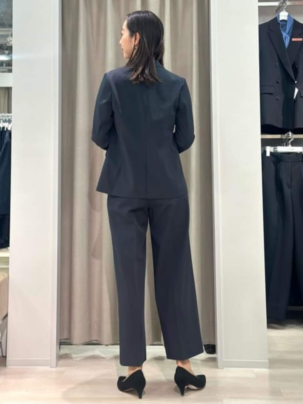 パープル系のシャツ/ブラウス、ブラック系のテーラードジャケット、ブラック系のスラックスを着用したレディースの冬コーディネートの3枚目の写真