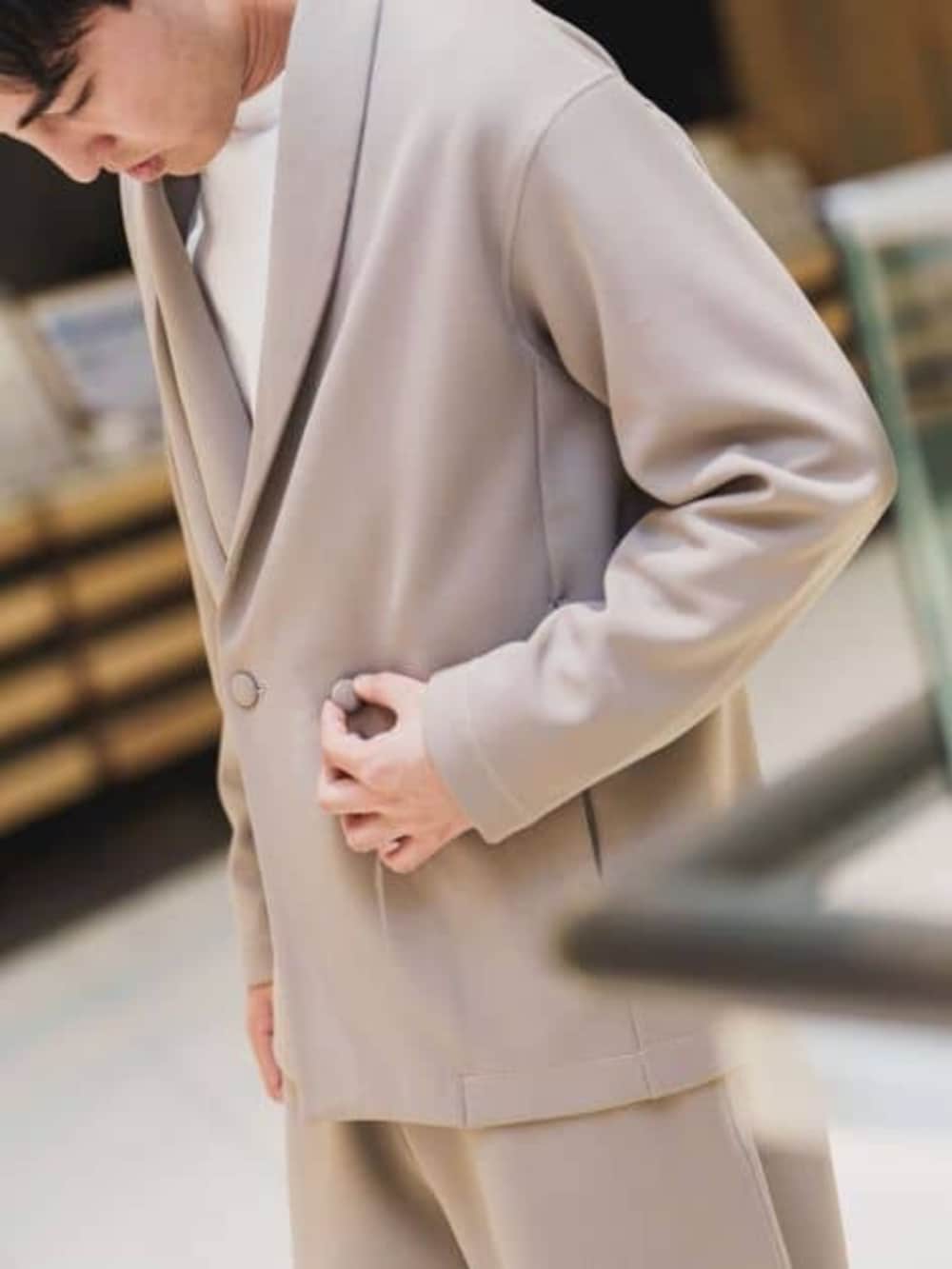 ベージュ系のテーラードジャケット、ベージュ系のスラックスを着用したメンズの冬コーディネートの6枚目の写真