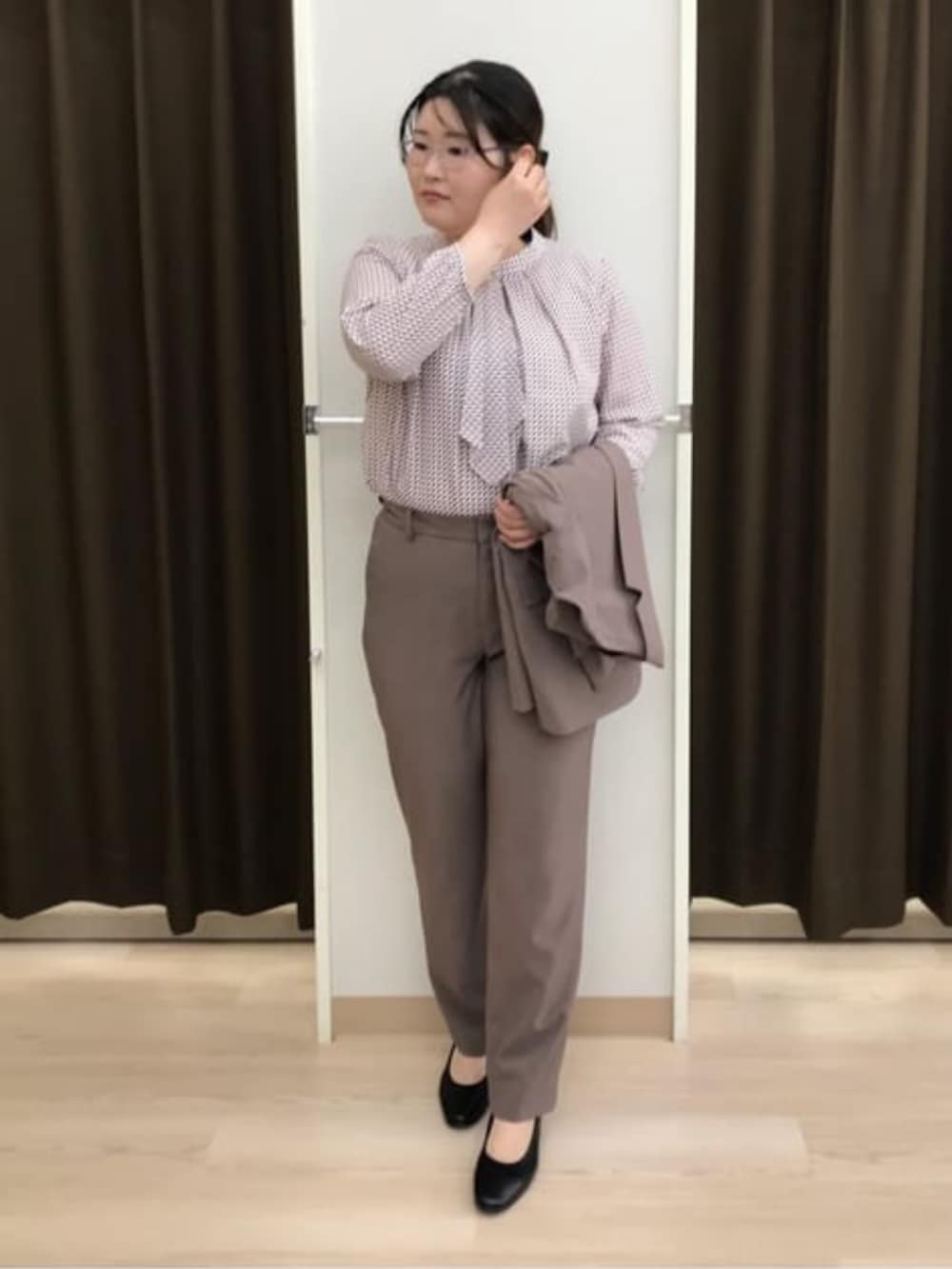 ブラウン系のスーツパンツ、ブラウン系のスーツジャケット、レッド系のシャツ/ブラウスを着用したレディースの夏コーディネートの5枚目の写真