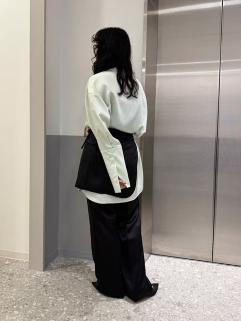 ブラック系のテーラードジャケット、ブラック系のその他パンツ、グリーン系のシャツ/ブラウスを着用したレディースの冬コーディネートの5枚目の写真