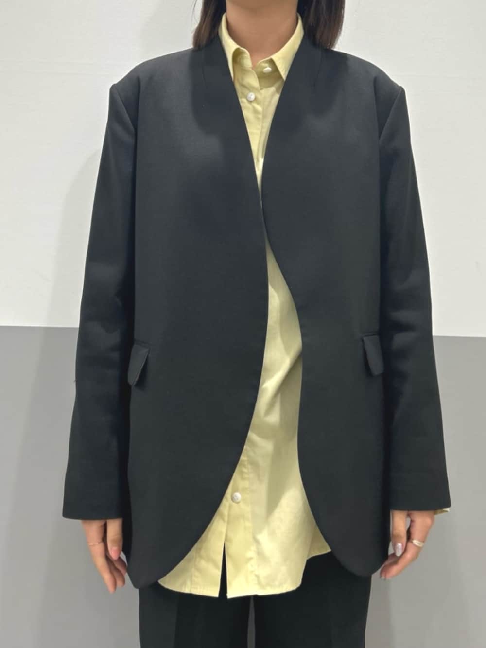 イエロー系のシャツ/ブラウス、ブラック系のその他パンツ、ブラック系のノーカラージャケットを着用したレディースの冬コーディネートの3枚目の写真