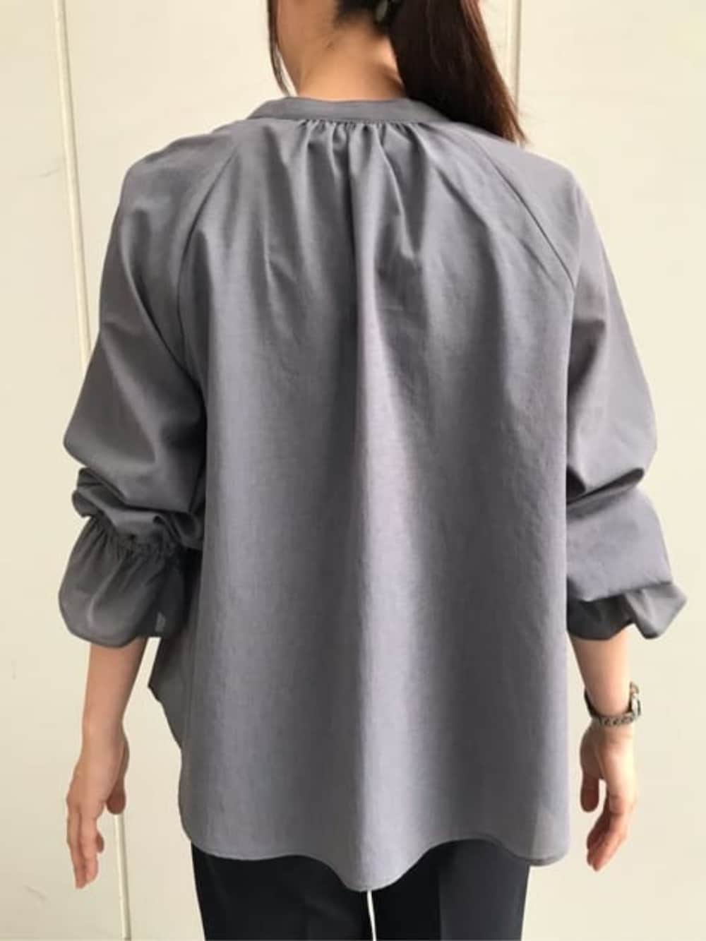 グレー系のシャツ/ブラウスを着用したレディースの冬コーディネートの5枚目の写真