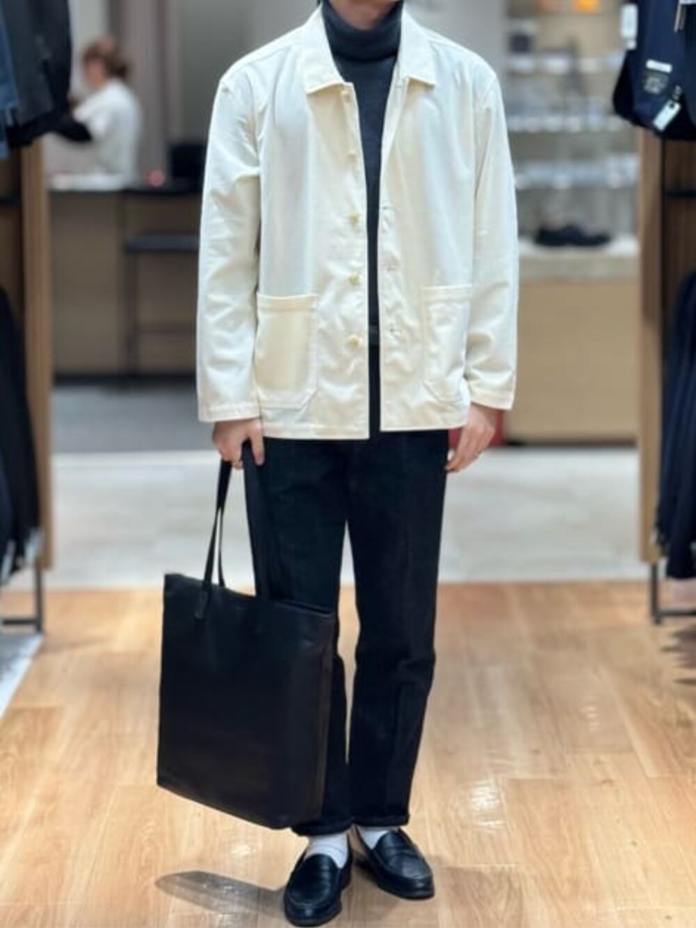 ホワイト系のカバーオール、グレー系のTシャツ/カットソーを着用したメンズの冬コーディネートの2枚目の写真