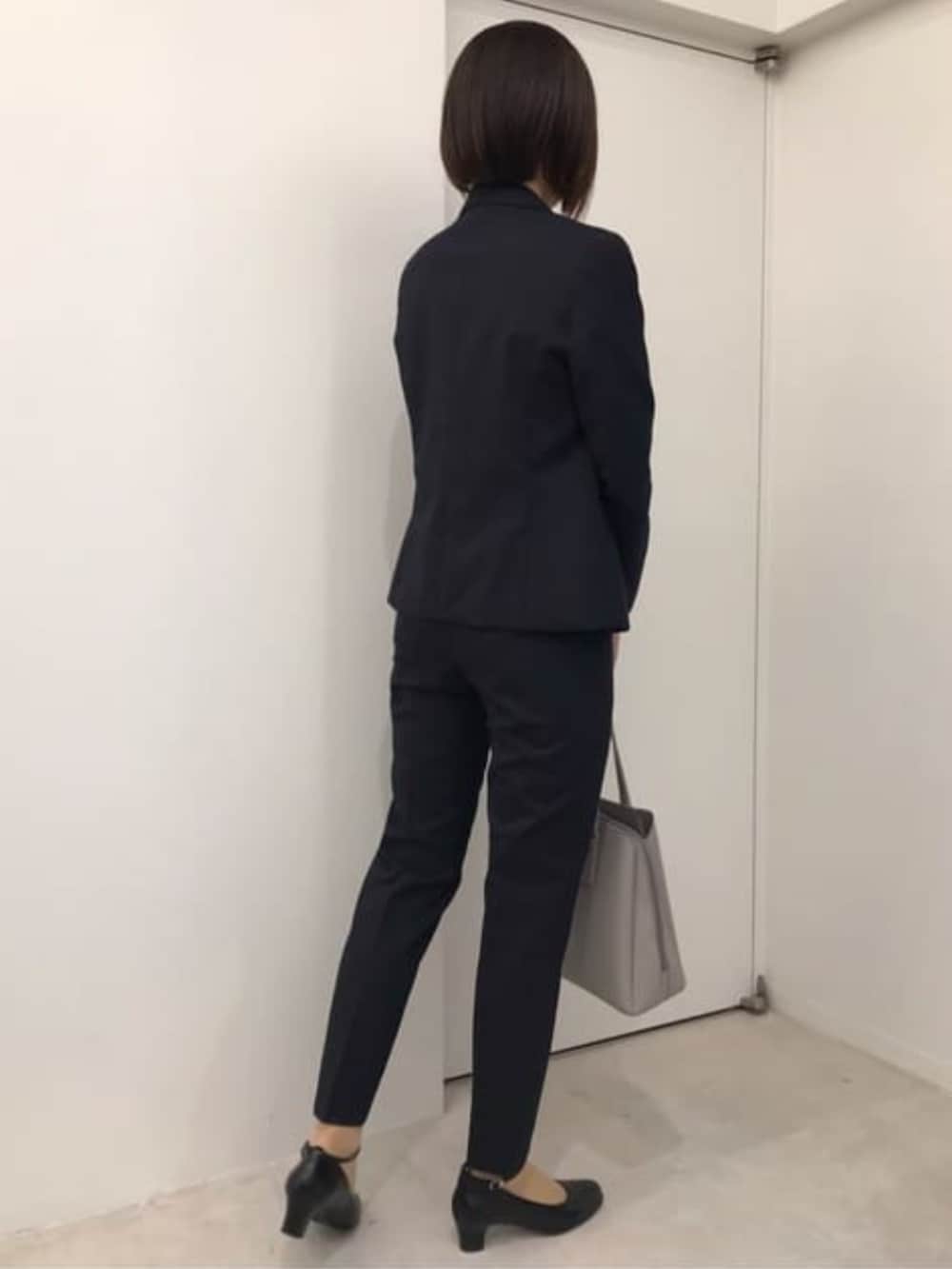 ブルー系のスーツパンツ、ブルー系のスーツジャケットを着用したレディースの冬コーディネートの4枚目の写真