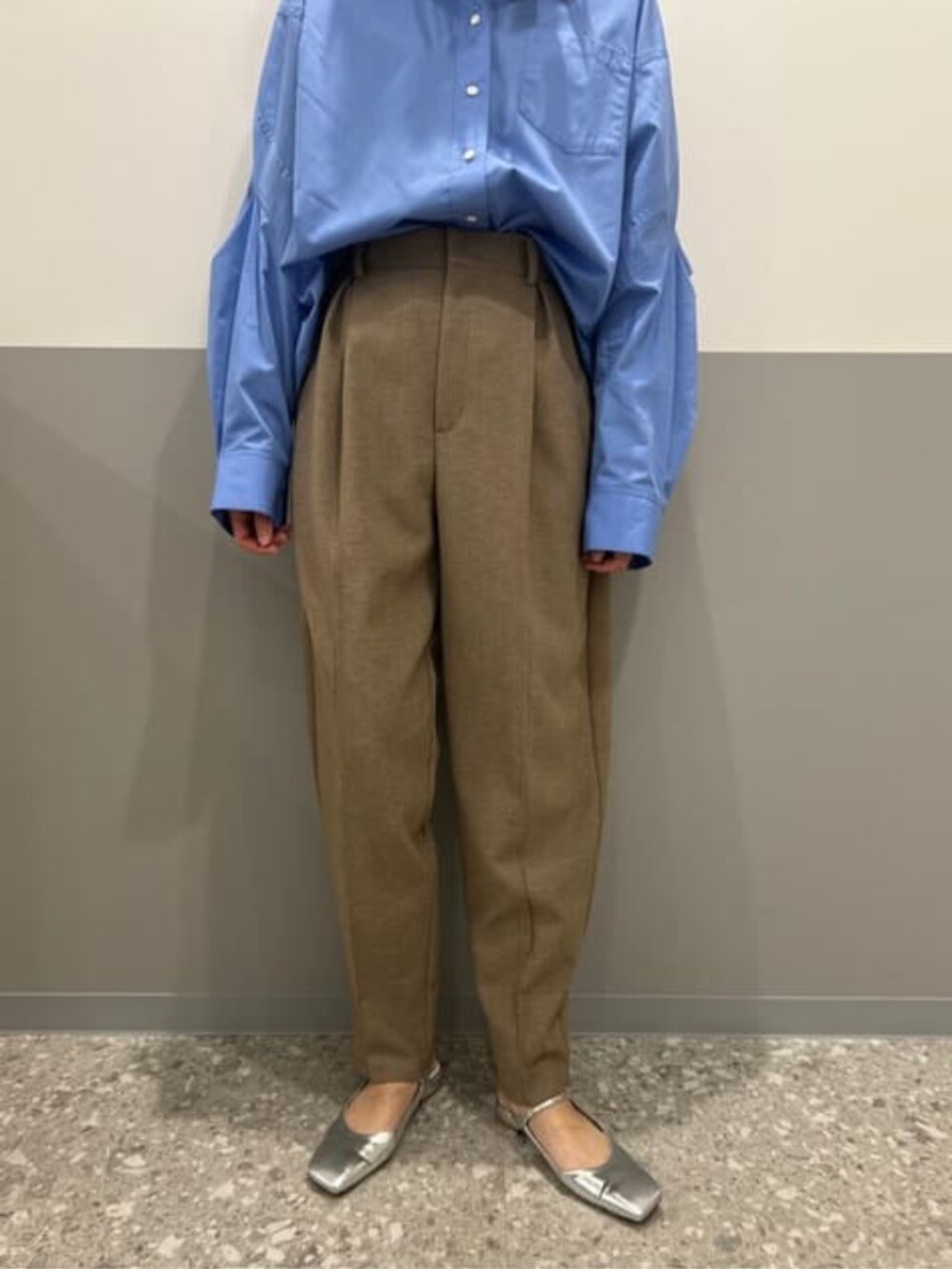 ベージュ系のその他パンツ、ブルー系のシャツ/ブラウス、ブラック系のカードケースを着用したレディースの冬コーディネートの5枚目の写真