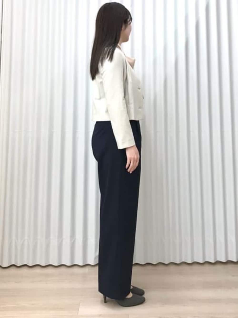 ベージュ系のスーツジャケットを着用したレディースの冬コーディネートの3枚目の写真