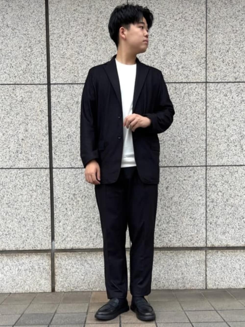 ブラック系のセットアップ、ブラック系のドレスシューズを着用したメンズの冬コーディネートの2枚目の写真