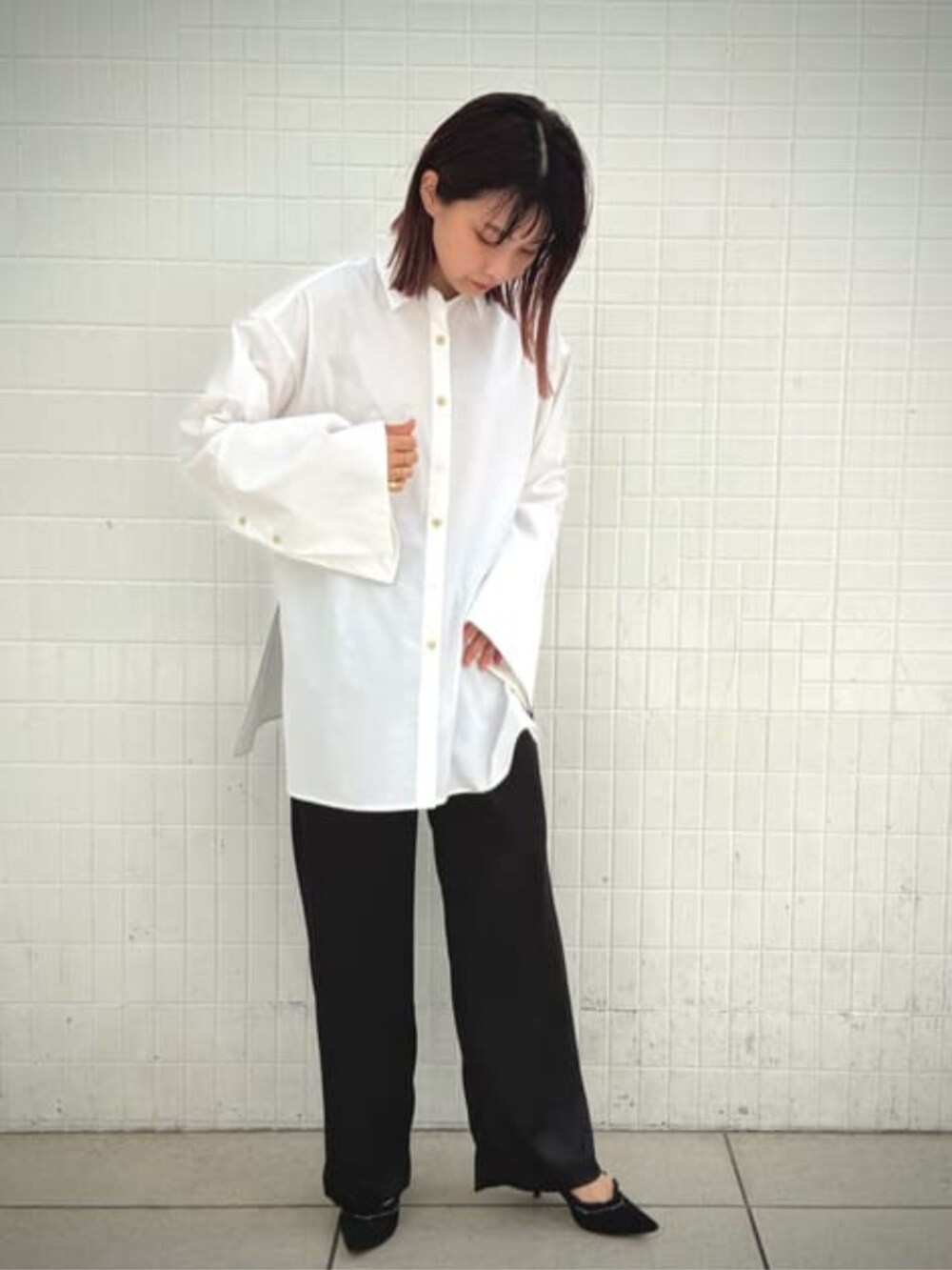 ブラック系のその他パンツ、ブラック系のテーラードジャケット、ホワイト系のシャツ/ブラウスを着用したレディースの冬コーディネートの8枚目の写真