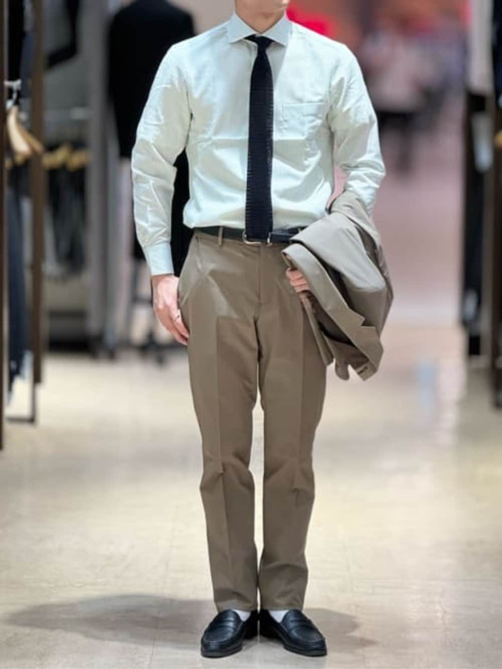 グリーン系のスーツジャケット、グリーン系のスーツパンツを着用したメンズの冬コーディネートの3枚目の写真