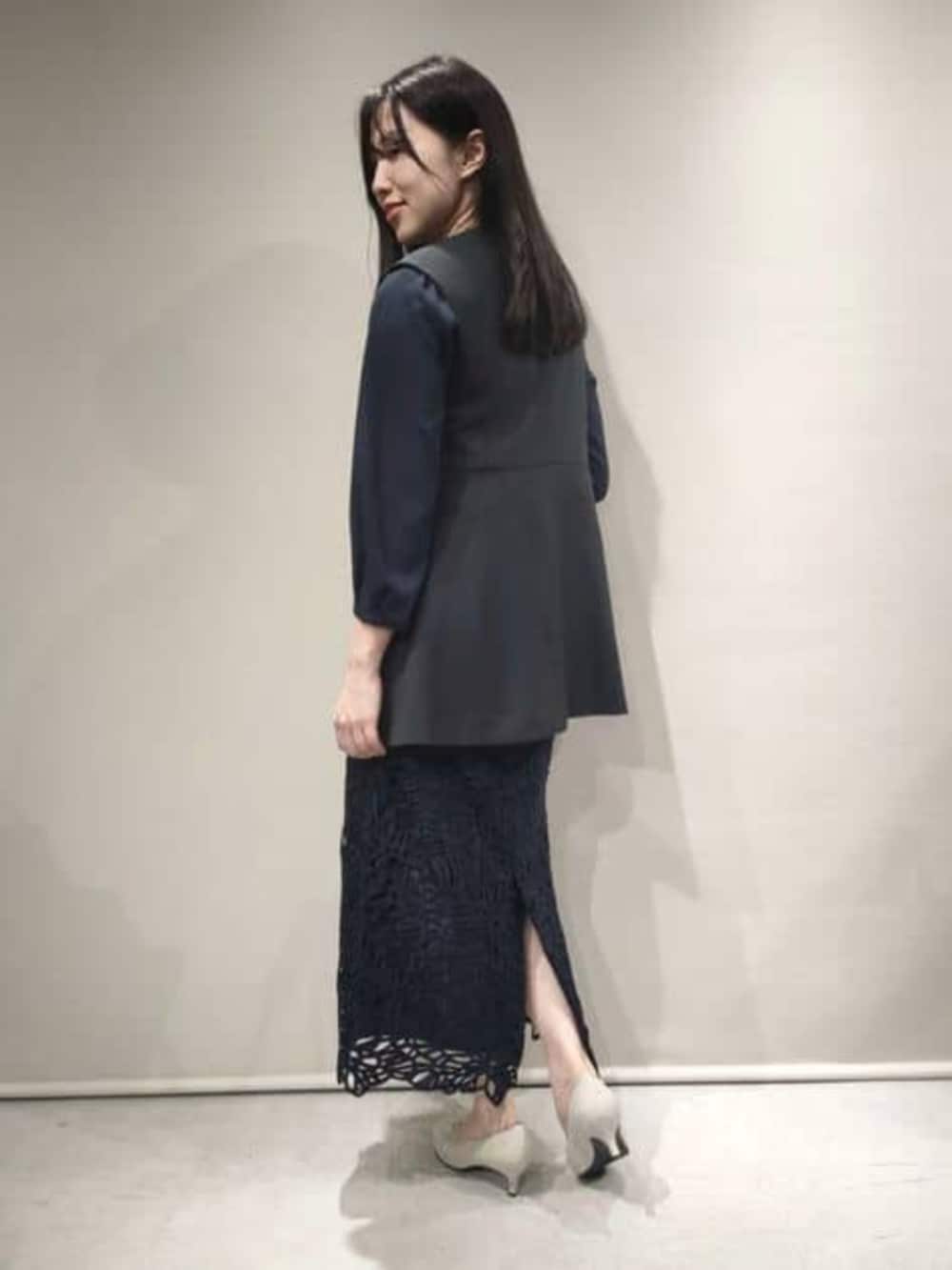 ブルー系のスカート、ブルー系のシャツ/ブラウス、グレー系のベストを着用したレディースの冬コーディネートの2枚目の写真