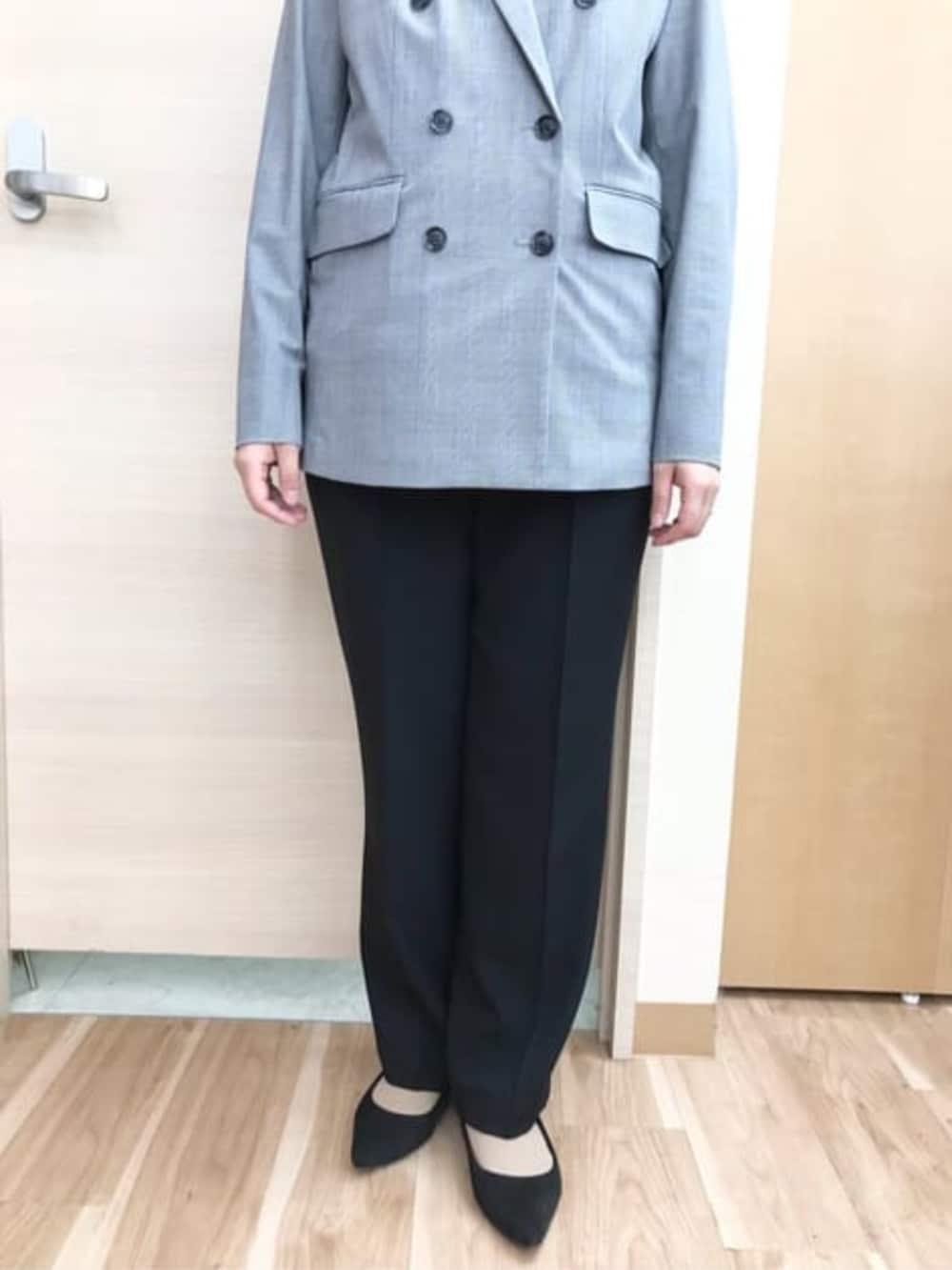 ブラック系のスーツパンツ、グレー系のスーツジャケット、ベージュ系のシャツ/ブラウスを着用したレディースの春コーディネートの6枚目の写真