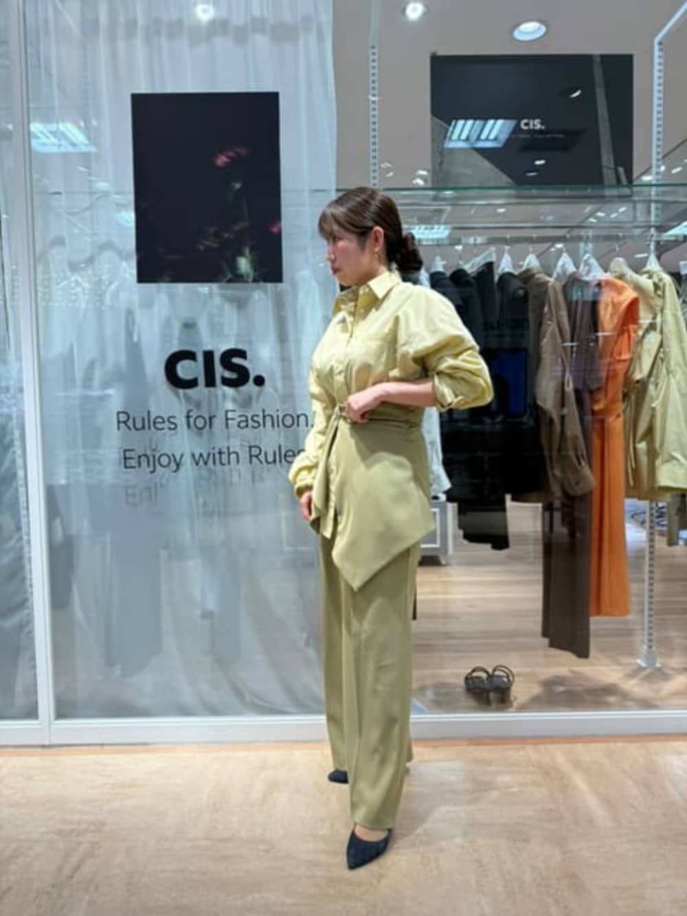 イエロー系のシャツ/ブラウス、グリーン系のテーラードジャケット、グリーン系のその他パンツを着用したレディースの冬コーディネートの3枚目の写真