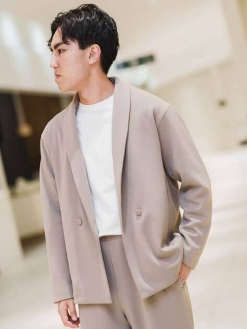 ベージュ系のテーラードジャケット、ベージュ系のスラックスを着用したメンズの冬コーディネートの3枚目の写真