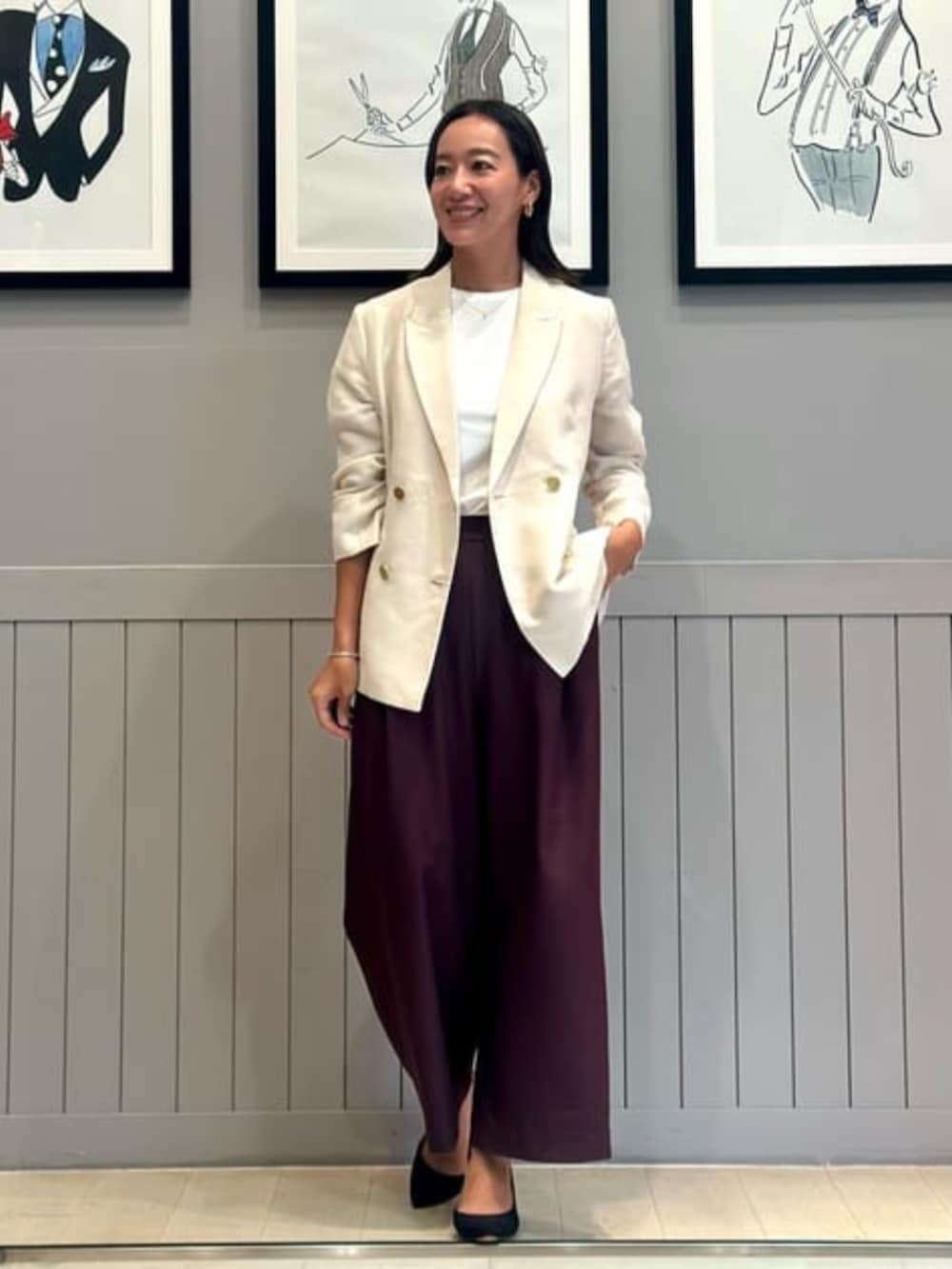 パープル系のスラックス、ホワイト系のテーラードジャケットを着用したレディースの冬コーディネートの4枚目の写真