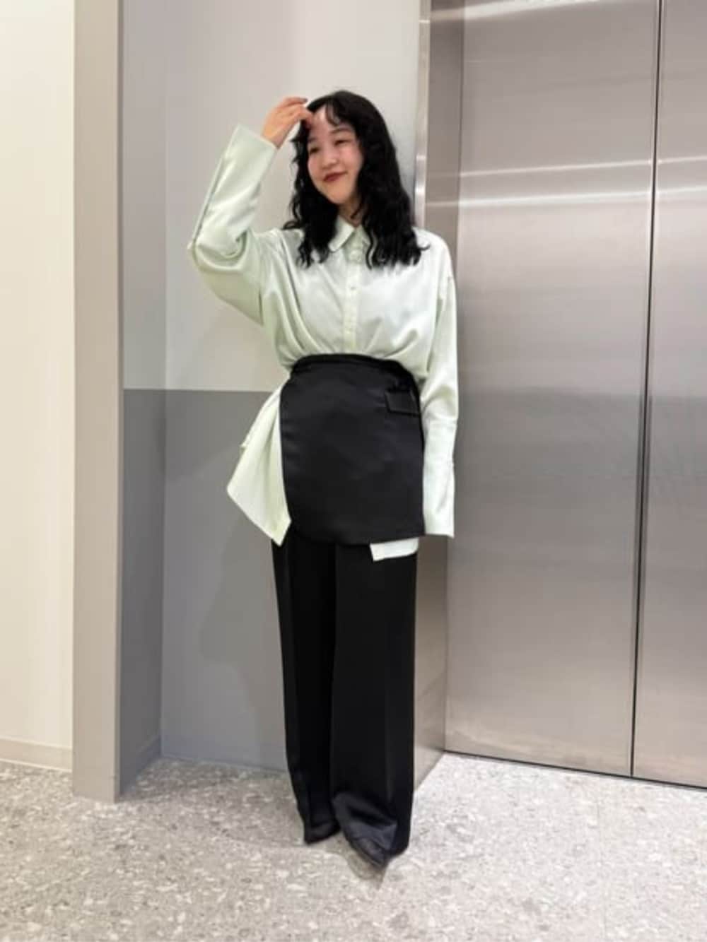 ブラック系のテーラードジャケット、ブラック系のその他パンツ、グリーン系のシャツ/ブラウスを着用したレディースの冬コーディネートの4枚目の写真