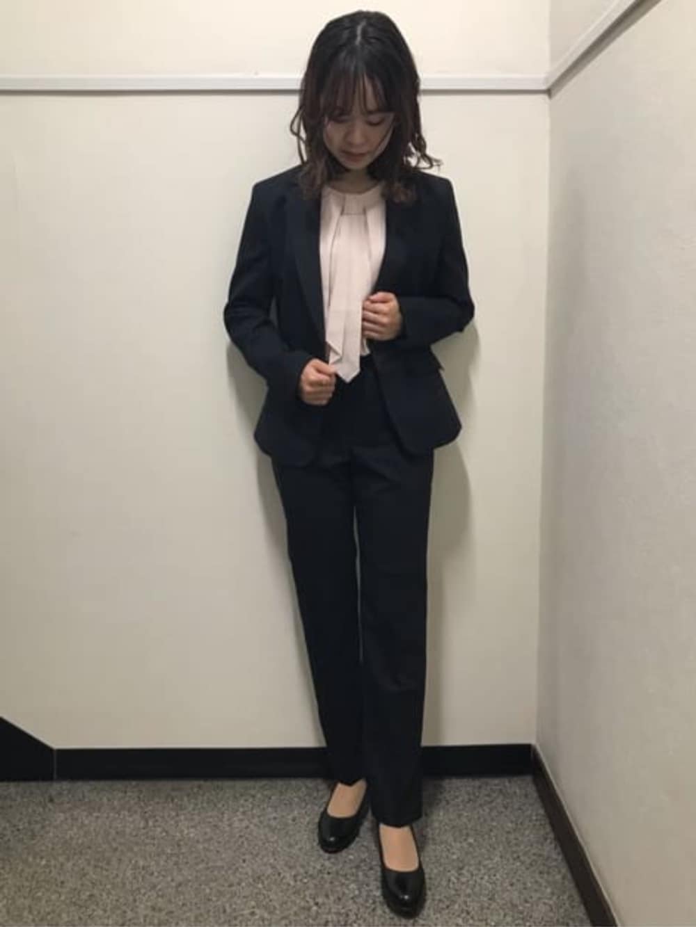 ブルー系のスーツパンツ、ブルー系のスーツジャケットを着用したレディースの冬コーディネートの2枚目の写真