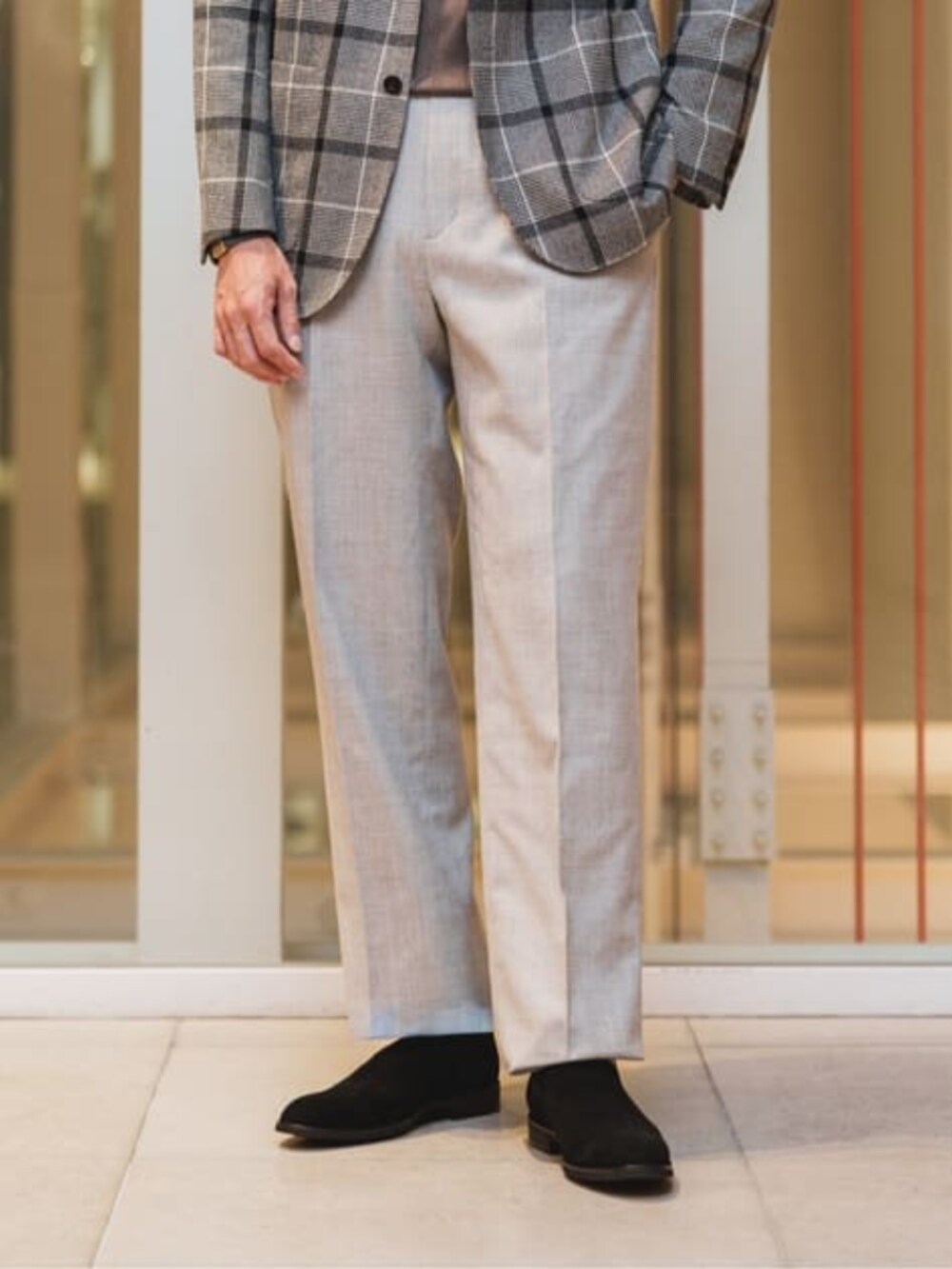 グレー系のテーラードジャケット、グレー系のスラックス、ブラウン系のニット/セーターを着用したメンズの冬コーディネートの4枚目の写真