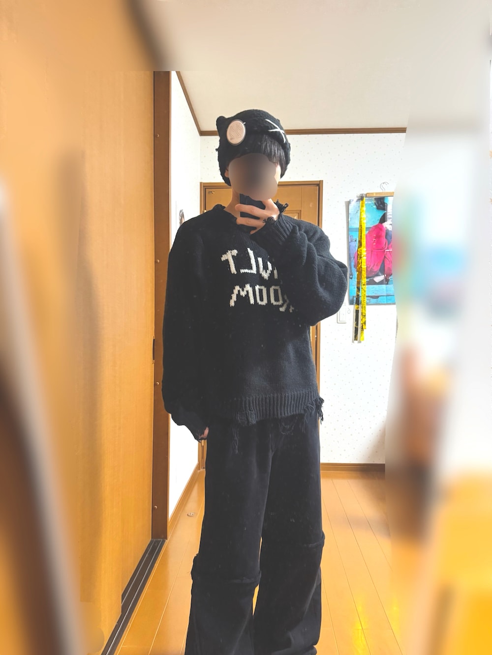 ブラック系のニット/セーター、ブラック系のスウェットパンツ、ブラック系のTシャツ/カットソーを着用したメンズの冬コーディネートの3枚目の写真