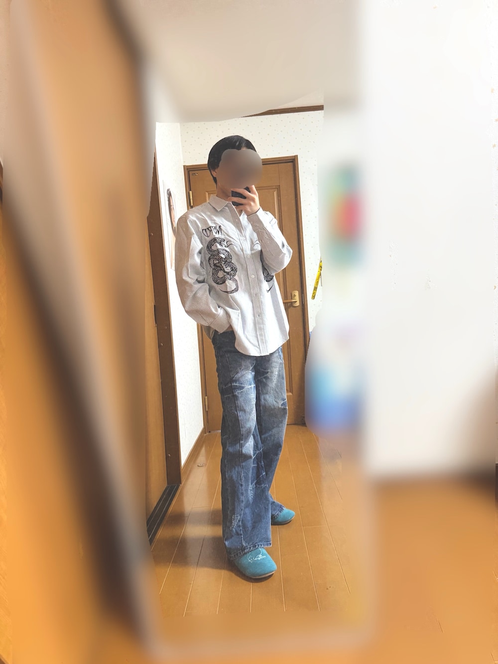 ブラック系のタンクトップ、ブルー系のデニムパンツ、その他のシャツ/ブラウスを着用したメンズの春コーディネートの2枚目の写真