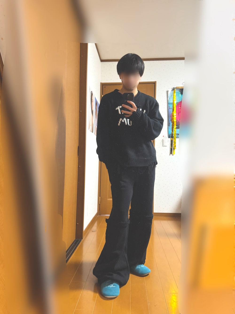 ブラック系のニット/セーター、ブラック系のスウェットパンツ、ブラック系のTシャツ/カットソーを着用したメンズの冬コーディネートの2枚目の写真