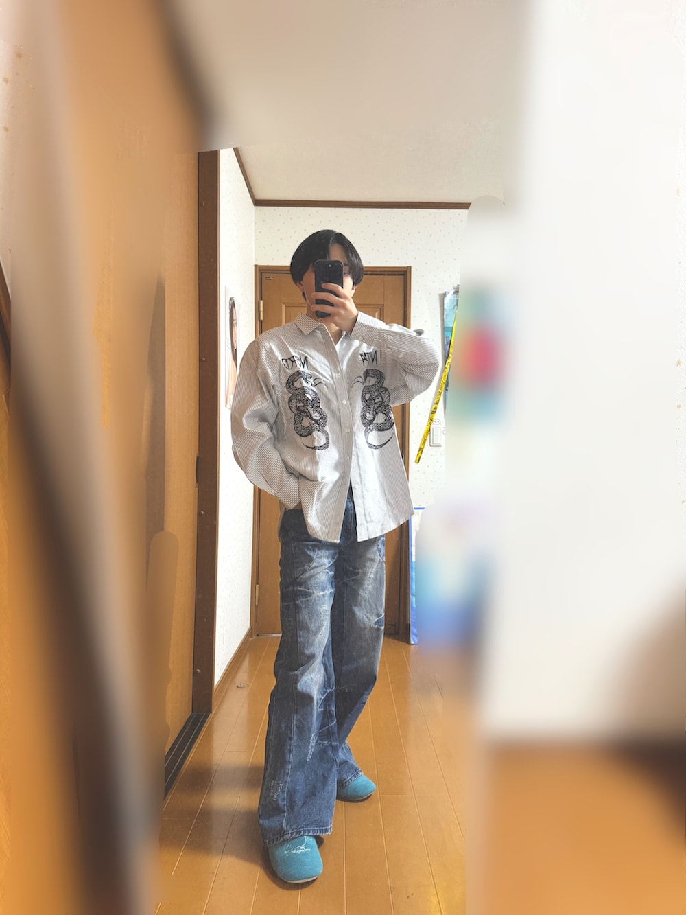 ブラック系のタンクトップ、ブルー系のデニムパンツ、その他のシャツ/ブラウスを着用したメンズの春コーディネートの3枚目の写真