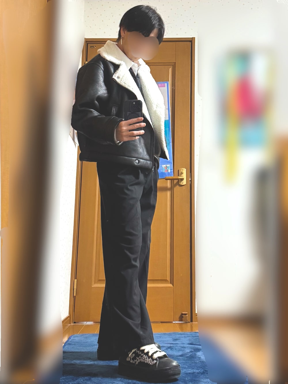 ホワイト系のライダースジャケット、ブラック系のネクタイ、ブラック系のスラックスを着用したメンズの冬コーディネートの2枚目の写真