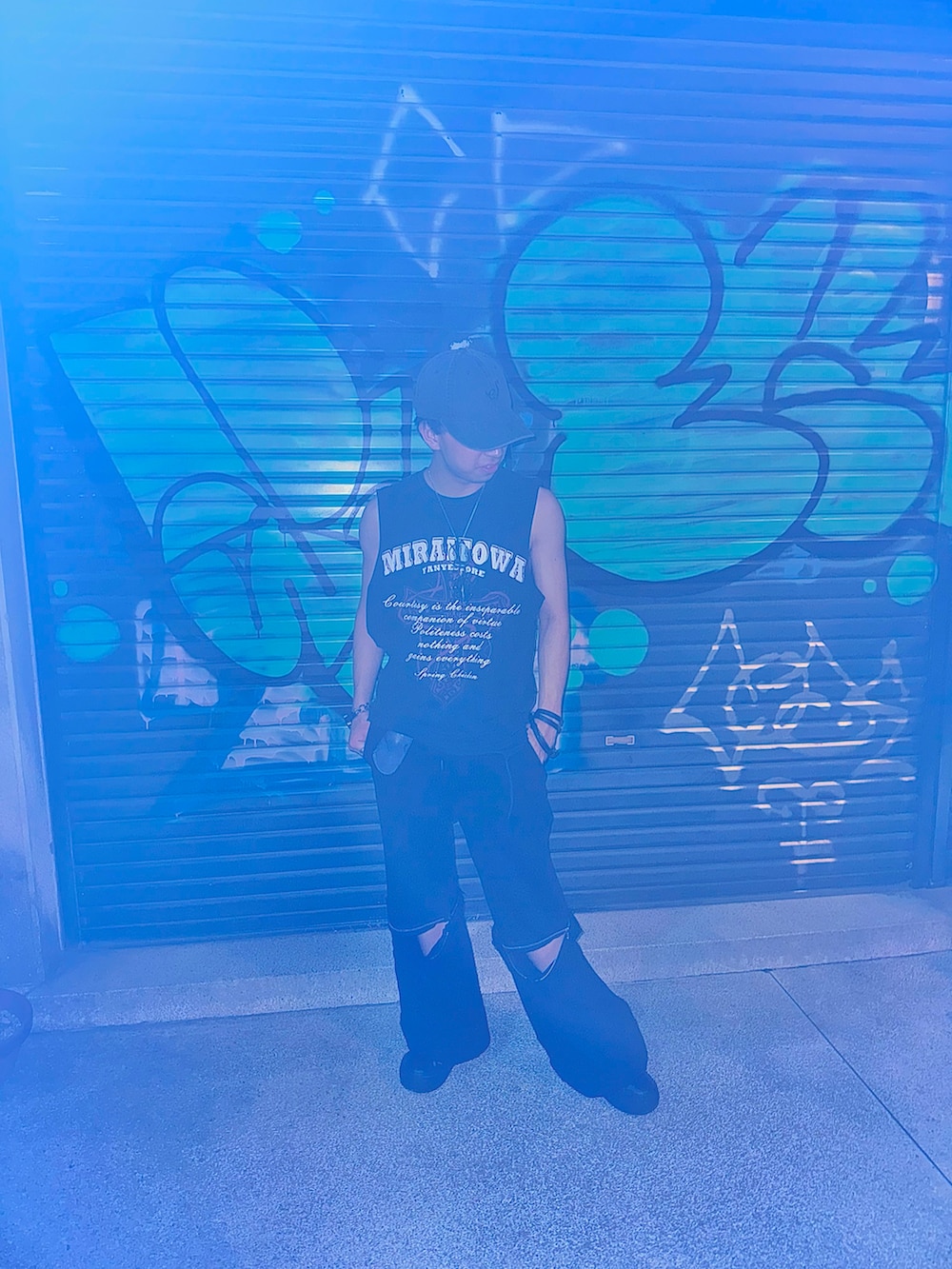 ブラック系のTシャツ/カットソー、ブラック系のスウェットパンツ、ブラック系のスニーカーを着用したメンズの夏コーディネートの2枚目の写真