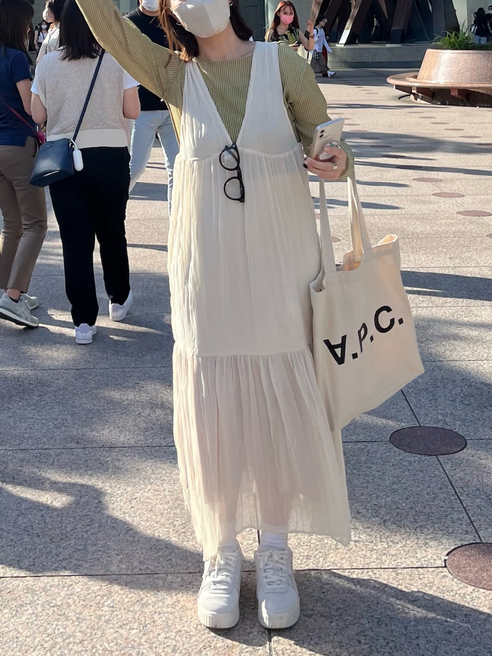 ホワイト系のワンピース、グリーン系のTシャツ/カットソーを着用したレディースの秋コーディネートの2枚目の写真