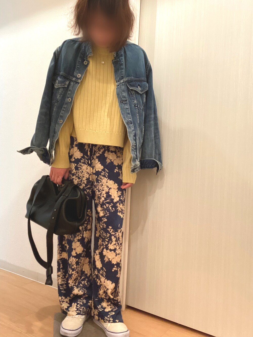 ブルー系のデニムジャケット、イエロー系のニット/セーター、ブルー系のその他パンツを着用したレディースの春コーディネートの2枚目の写真