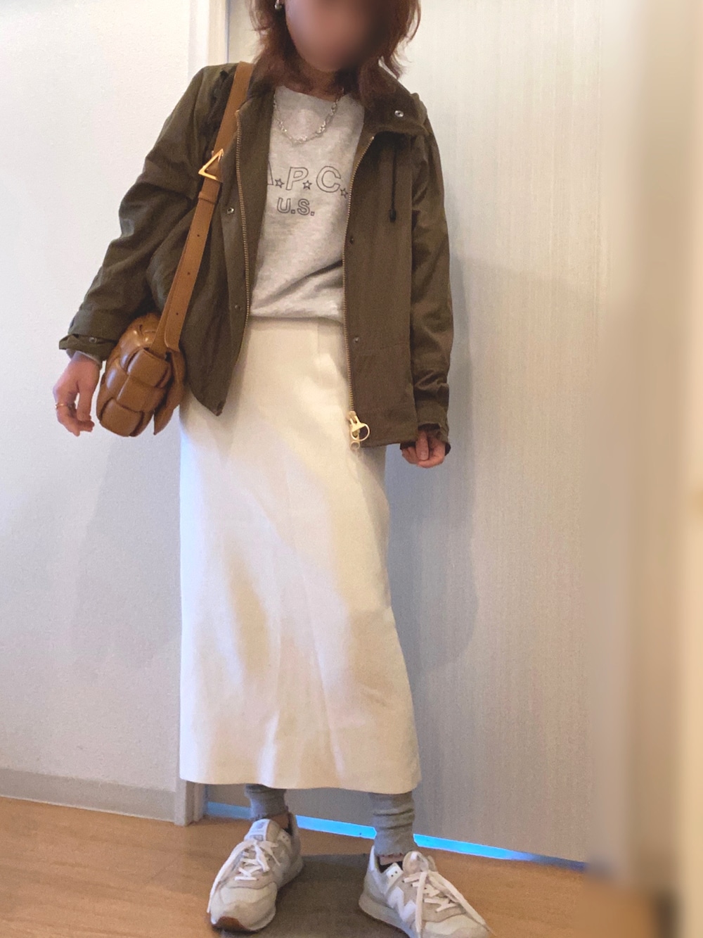 グリーン系のその他アウター、グレー系のスウェット、ホワイト系のスカートを着用したレディースの春コーディネートの2枚目の写真
