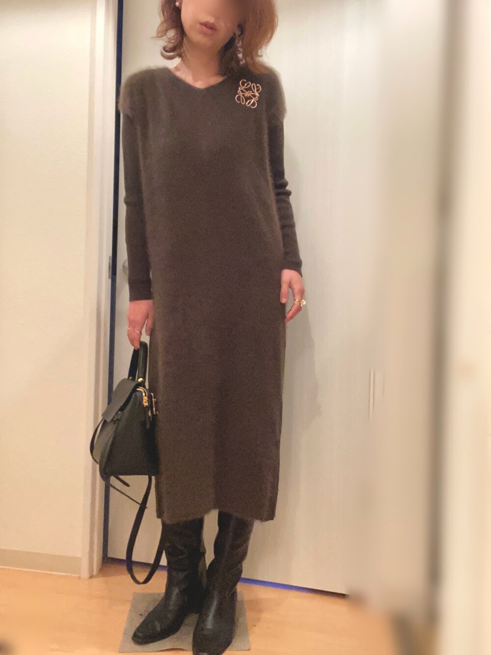 グリーン系のワンピース、ブルー系のその他アウター、ブラック系のブーツを着用したレディースの冬コーディネートの3枚目の写真