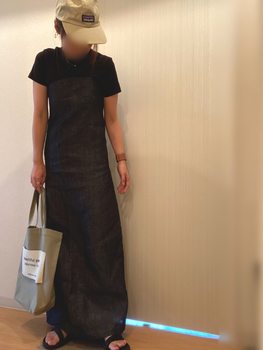 ブラック系のTシャツ/カットソー、ブルー系のワンピース、グリーン系のトートバッグを着用したレディースの夏コーディネートの3枚目の写真