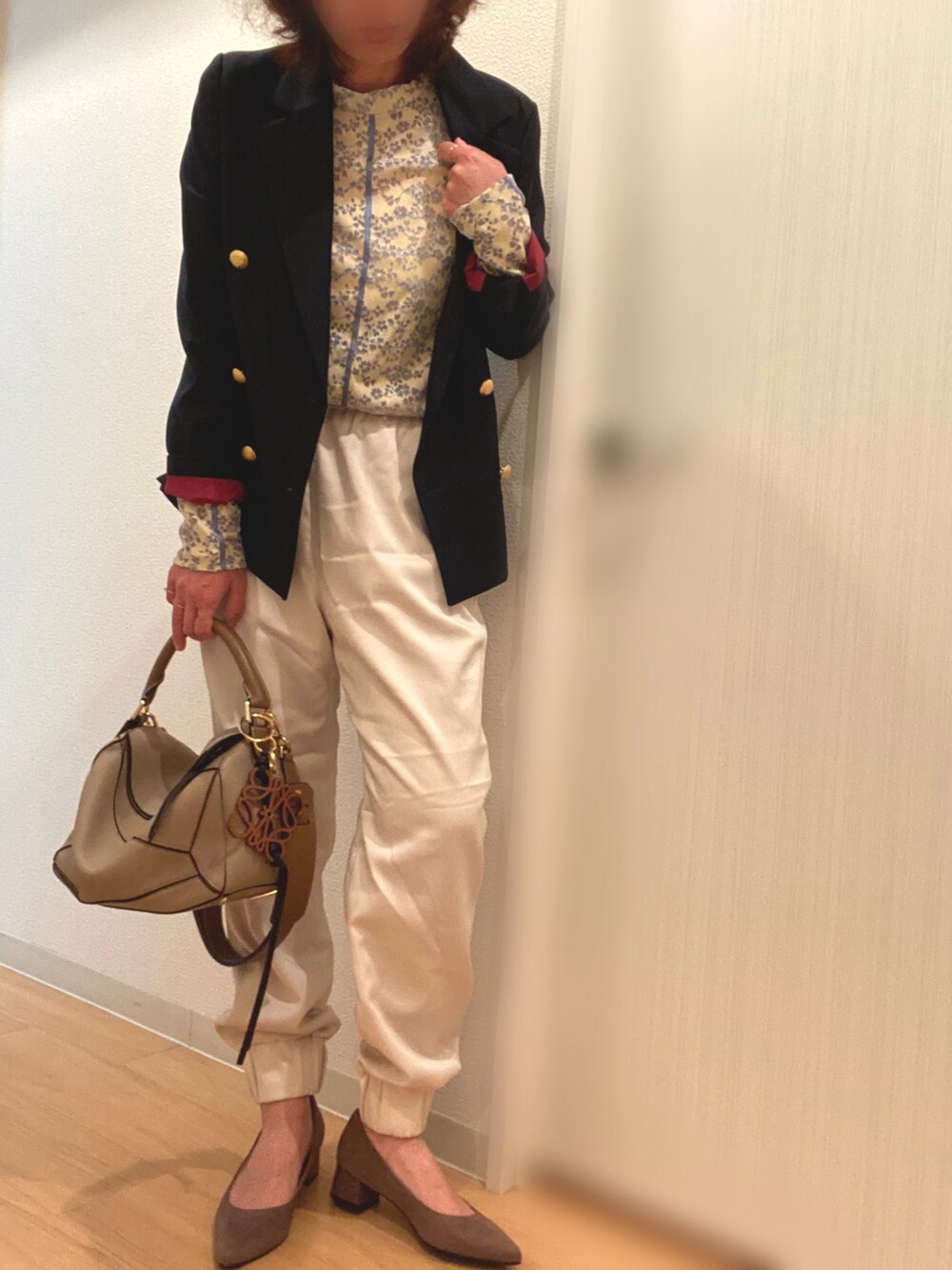 ブルー系のテーラードジャケット、ブルー系のTシャツ/カットソー、ホワイト系のその他パンツを着用したレディースの春コーディネートの2枚目の写真