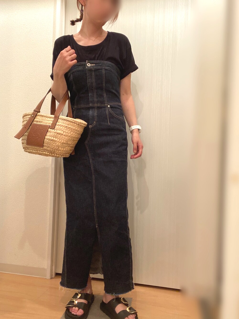 ブラック系のTシャツ/カットソー、ブルー系のワンピース、ブラウン系のサンダルを着用したレディースの夏コーディネートの2枚目の写真