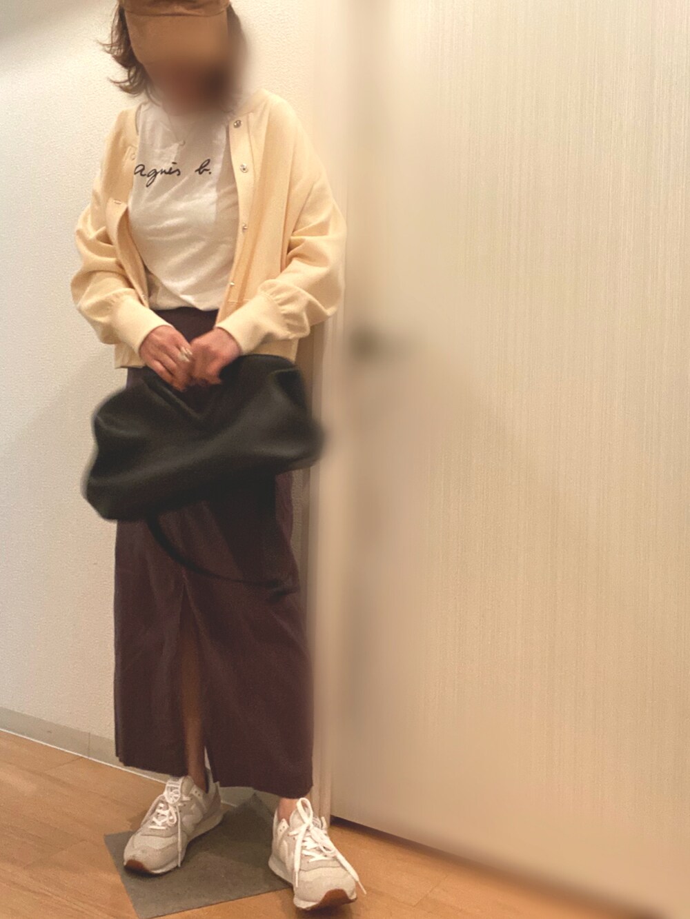 ホワイト系のTシャツ/カットソー、ホワイト系のカーディガン/ボレロ、グレー系のスカートを着用したレディースの春コーディネートの3枚目の写真