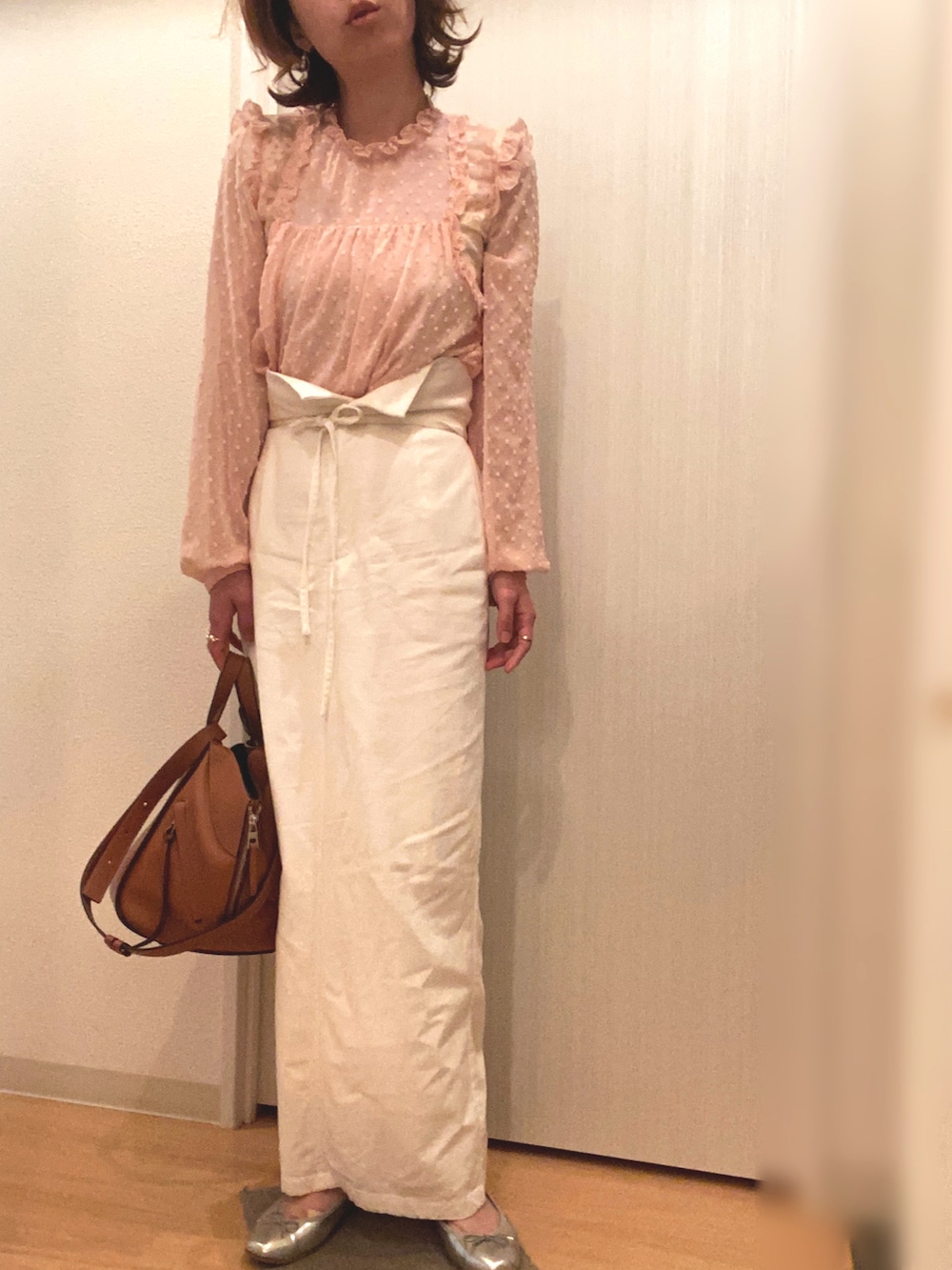 ピンク系のシャツ/ブラウス、ホワイト系のスカート、シルバー系のバレエシューズを着用したレディースの春コーディネートの2枚目の写真