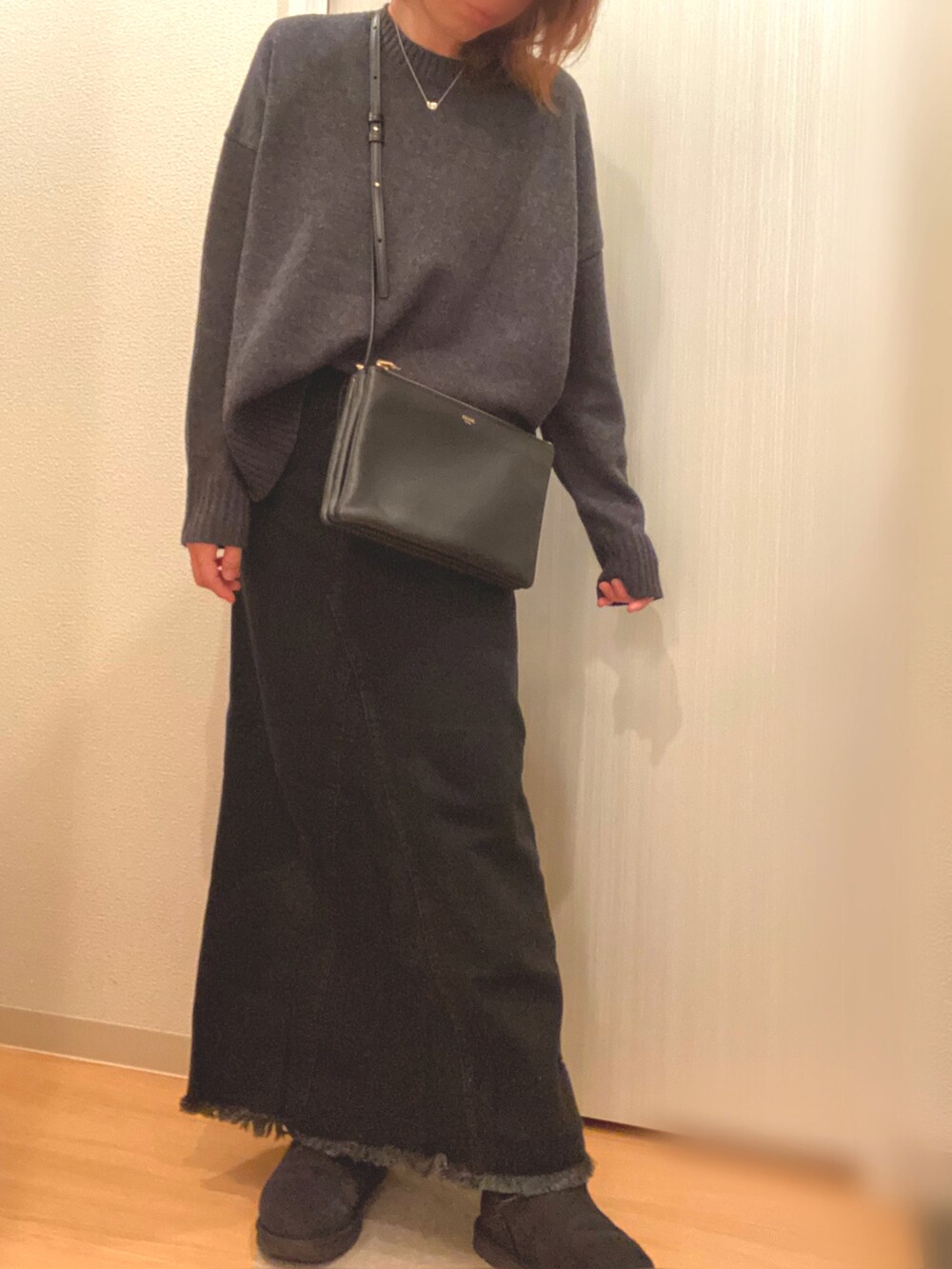 パープル系のダウンジャケット/コート、グレー系のニット/セーター、ブラック系のデニムスカートを着用したレディースの冬コーディネートの4枚目の写真