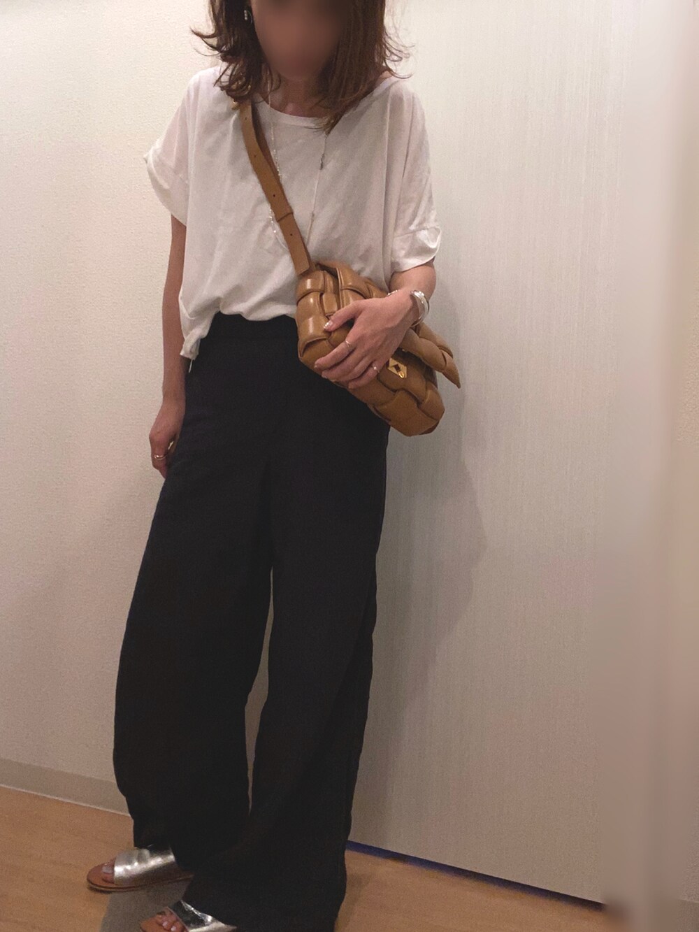 ホワイト系のTシャツ/カットソー、ブラック系のその他パンツ、シルバー系のサンダルを着用したレディースの夏コーディネートの4枚目の写真