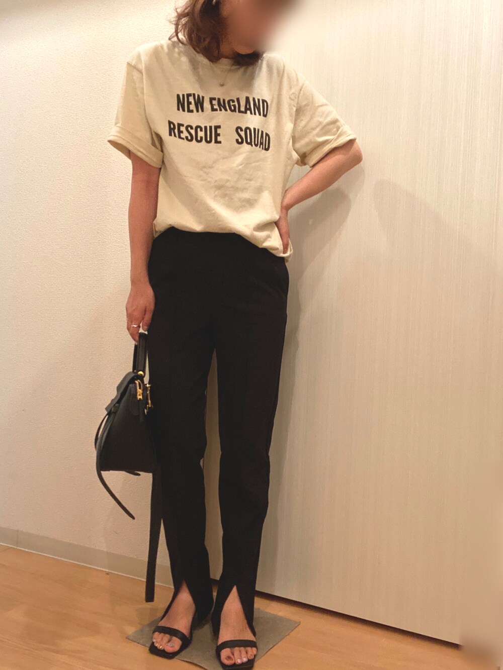 ベージュ系のTシャツ/カットソー、ブラック系のその他パンツ、ブラック系のサンダルを着用したレディースの夏コーディネートの2枚目の写真