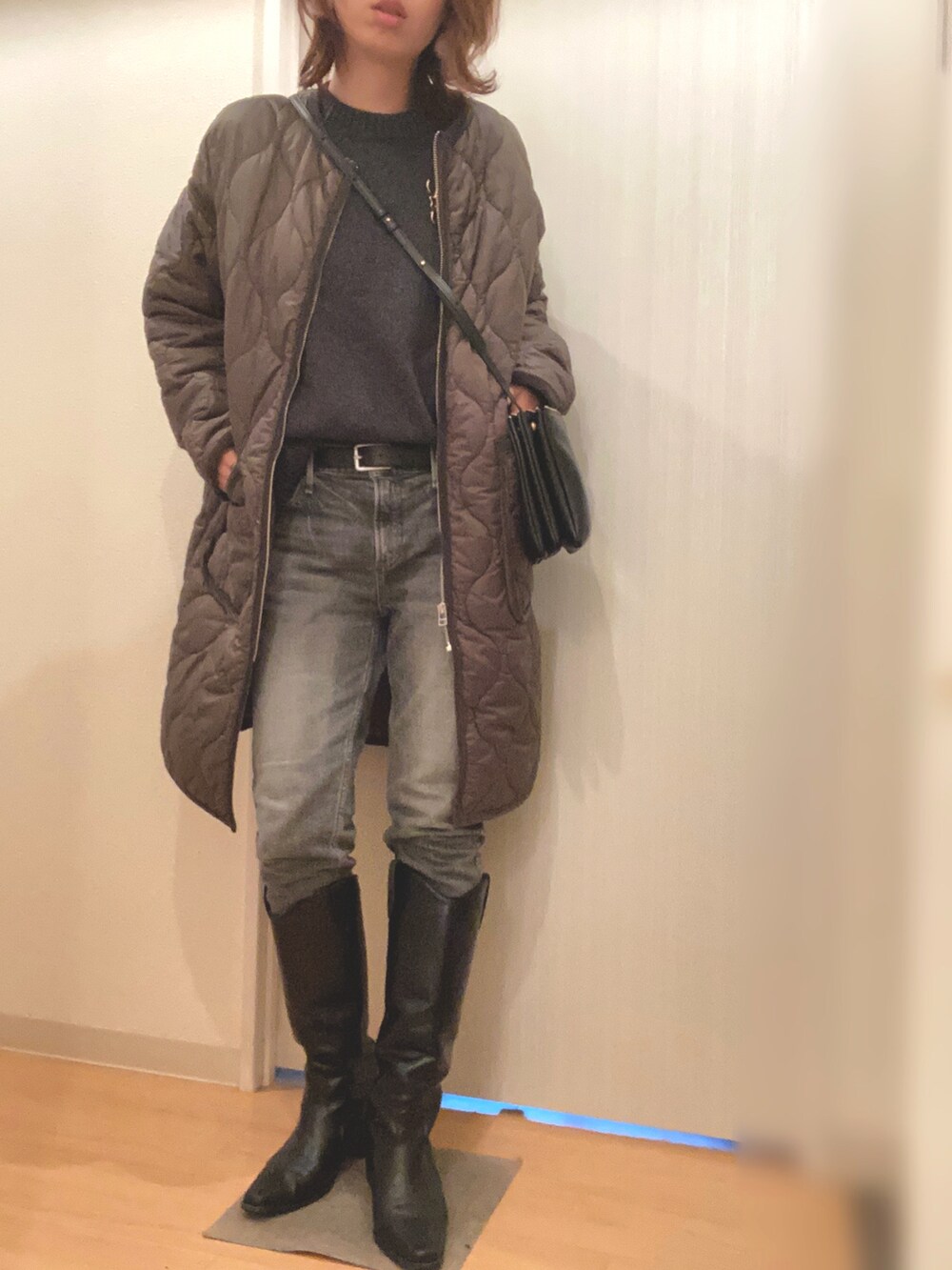 「シンプルコーデ、シンプル、グレー、ワントーンコーデ、パンツスタイル、デニム、大人カジュアル、オトナカジュアル、雨の日コーデ、ロングブーツ、カジュアルコーデ、休日スタイル」｜「UNITED ARROWSの＜UNITED ARROWS＞W/CA スリット クルーネック ニット W †（ニット/セーター、グレー系）」を使った、mee☆さん（レディース・160cm）の冬コーディネートの2枚目の写真