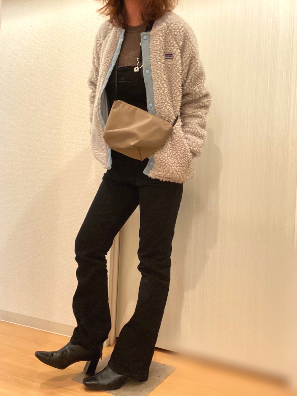 「カジュアル、ブラック、サロペット、ボア、冬コーデ、大人カジュアル、休日スタイル、patagonia、冬、オトナカジュアル」｜「patagoniaのパタゴニア PATAGONIA キッズ フリース ジャケット 65415＜Girls' Retro-X Bomber Jacket ガールズ・レトロX・ボマー・ジャケット＞（その他アウター、ホワイト系）」を使った、mee☆さん（レディース・160cm）の秋コーディネートの2枚目の写真