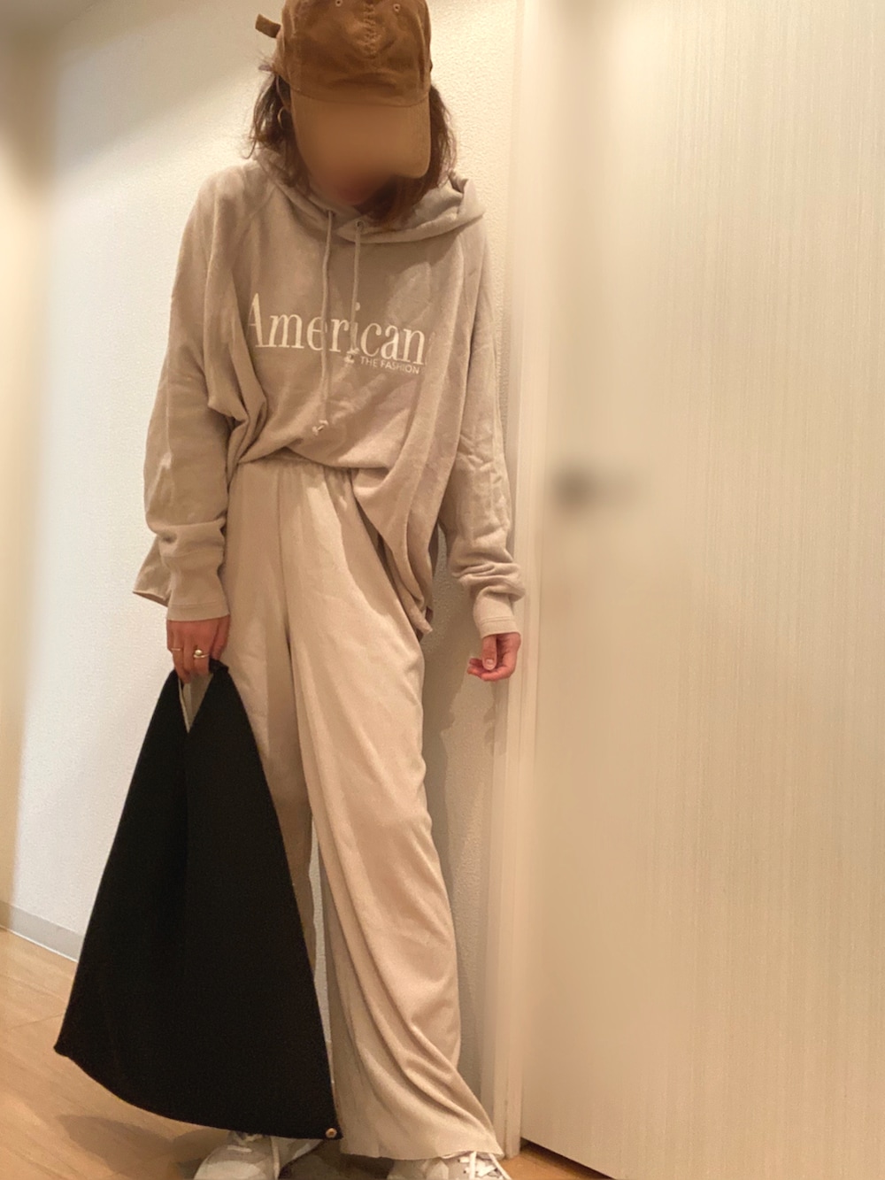 ベージュ系のパーカー、ベージュ系のその他パンツ、グレー系のスニーカーを着用したレディースの春コーディネートの2枚目の写真