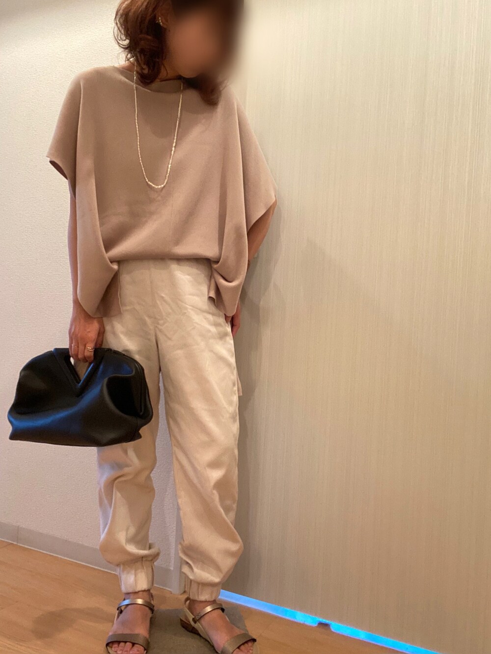 ベージュ系のニット/セーター、ホワイト系のその他パンツ、ベージュ系のサンダルを着用したレディースの夏コーディネートの2枚目の写真
