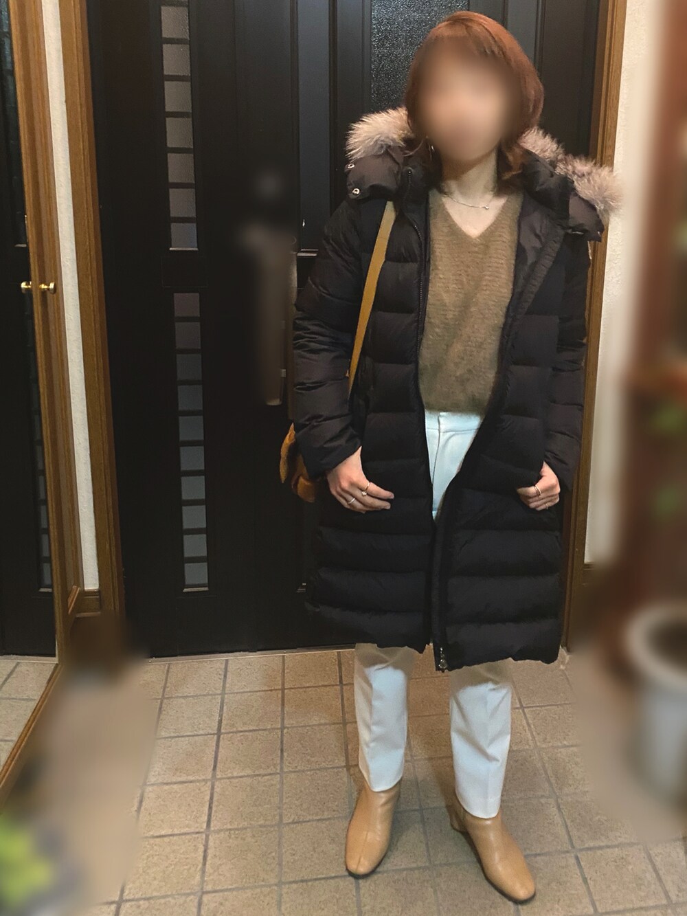 ブラウン系のニット/セーター、ホワイト系のその他パンツ、ベージュ系のブーツを着用したレディースの冬コーディネートの2枚目の写真