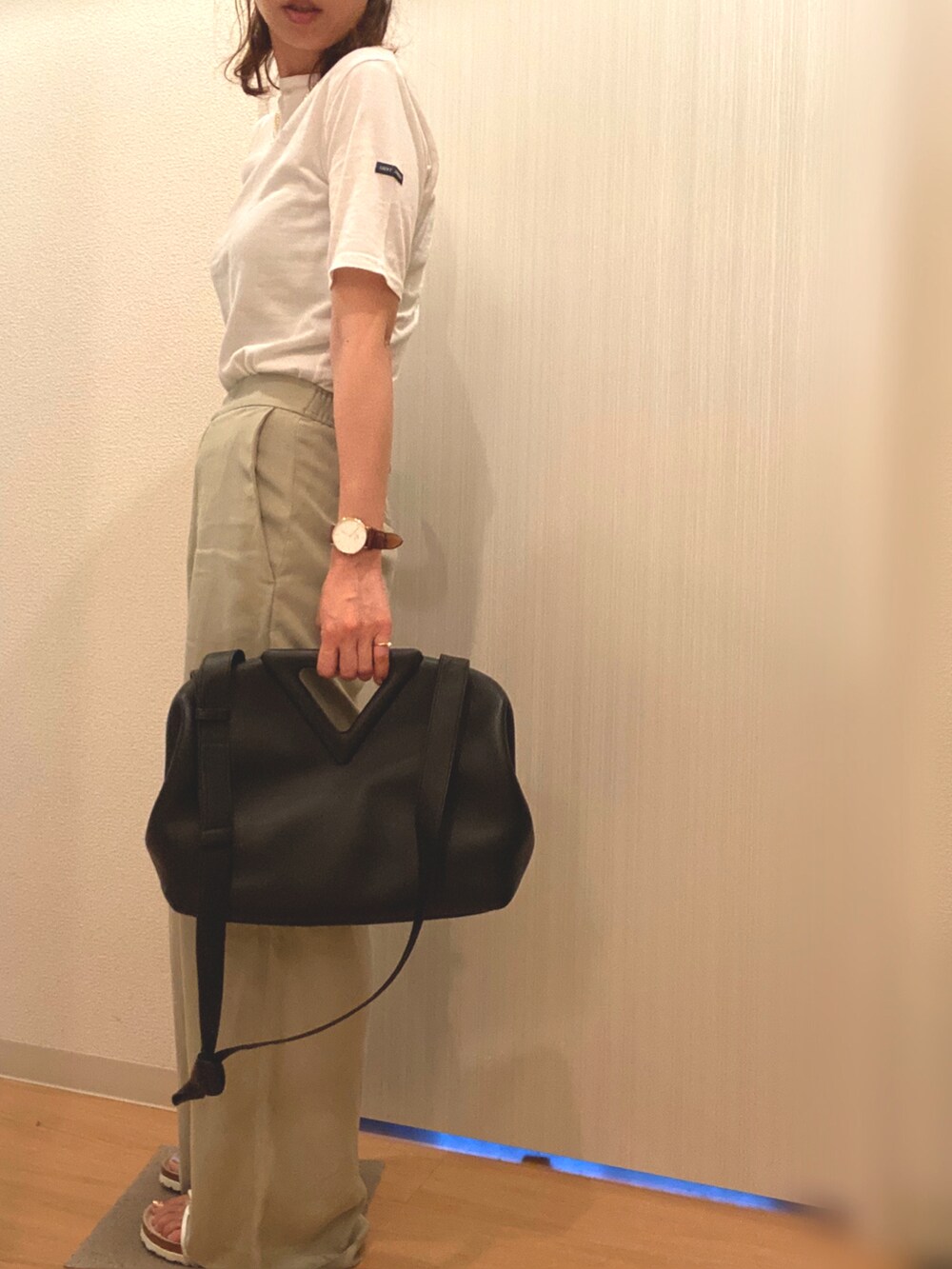 ホワイト系のTシャツ/カットソー、グリーン系のスラックス、ホワイト系のサンダルを着用したレディースの夏コーディネートの2枚目の写真