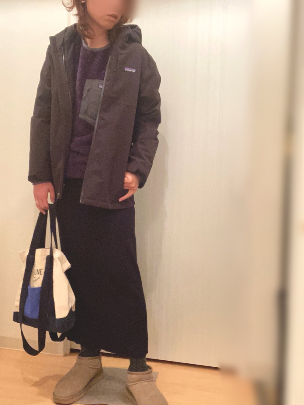 ブラック系のジャケット/アウター、パープル系のニット/セーター、ブラック系のスカートを着用したレディースの冬コーディネートの2枚目の写真