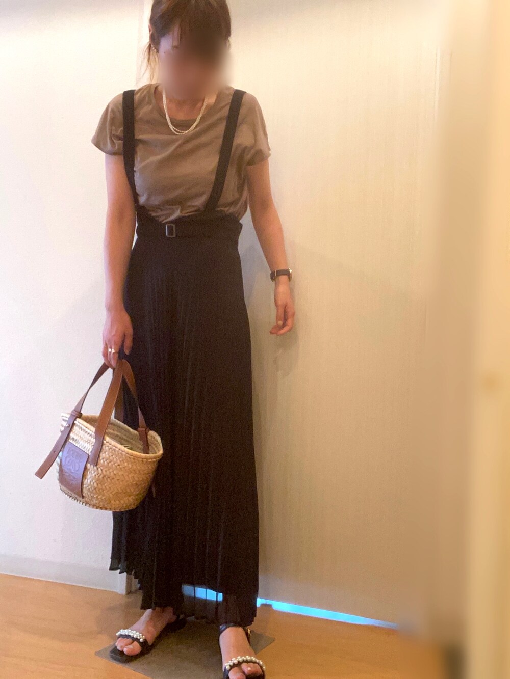 グリーン系のTシャツ/カットソー、ブラック系のスカート、ブラック系のサンダルを着用したレディースの夏コーディネートの2枚目の写真