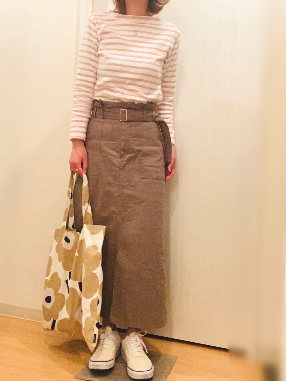 ピンク系のTシャツ/カットソー、グリーン系のスカート、ホワイト系のスニーカーを着用したレディースの春コーディネートの3枚目の写真