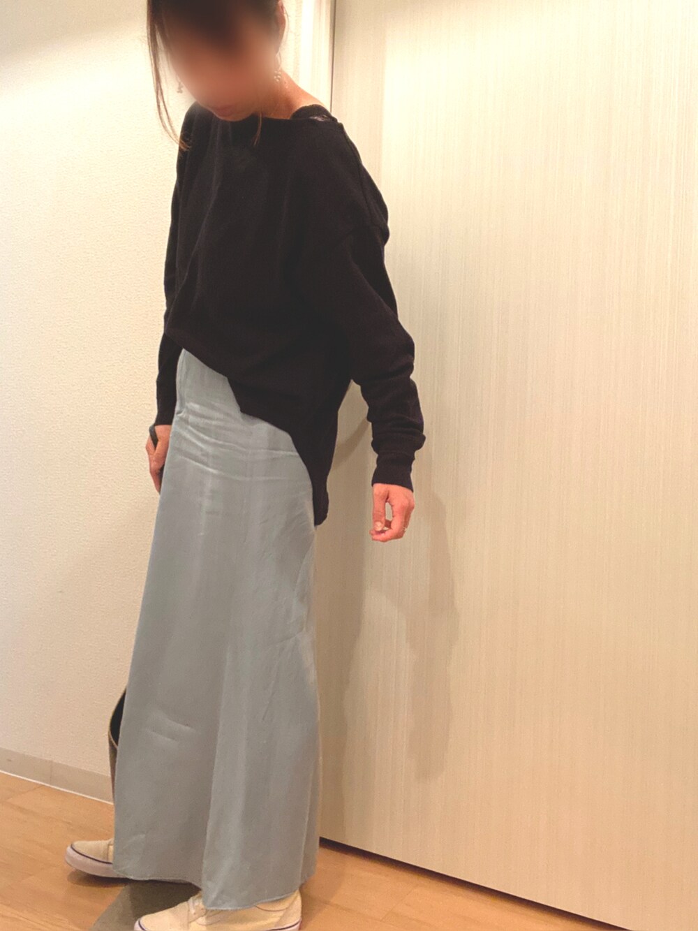 ベージュ系のマウンテンパーカー、ブラック系のTシャツ/カットソー、ブルー系のスカートを着用したレディースの春コーディネートの4枚目の写真